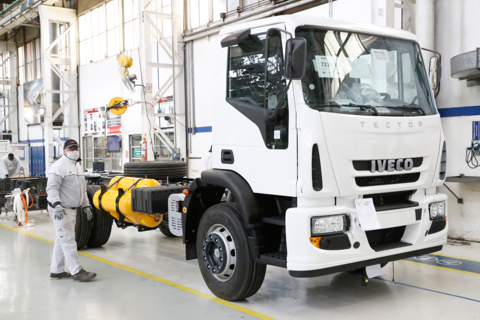 IVECO fabrica el primer camión a GNC en Argentina 